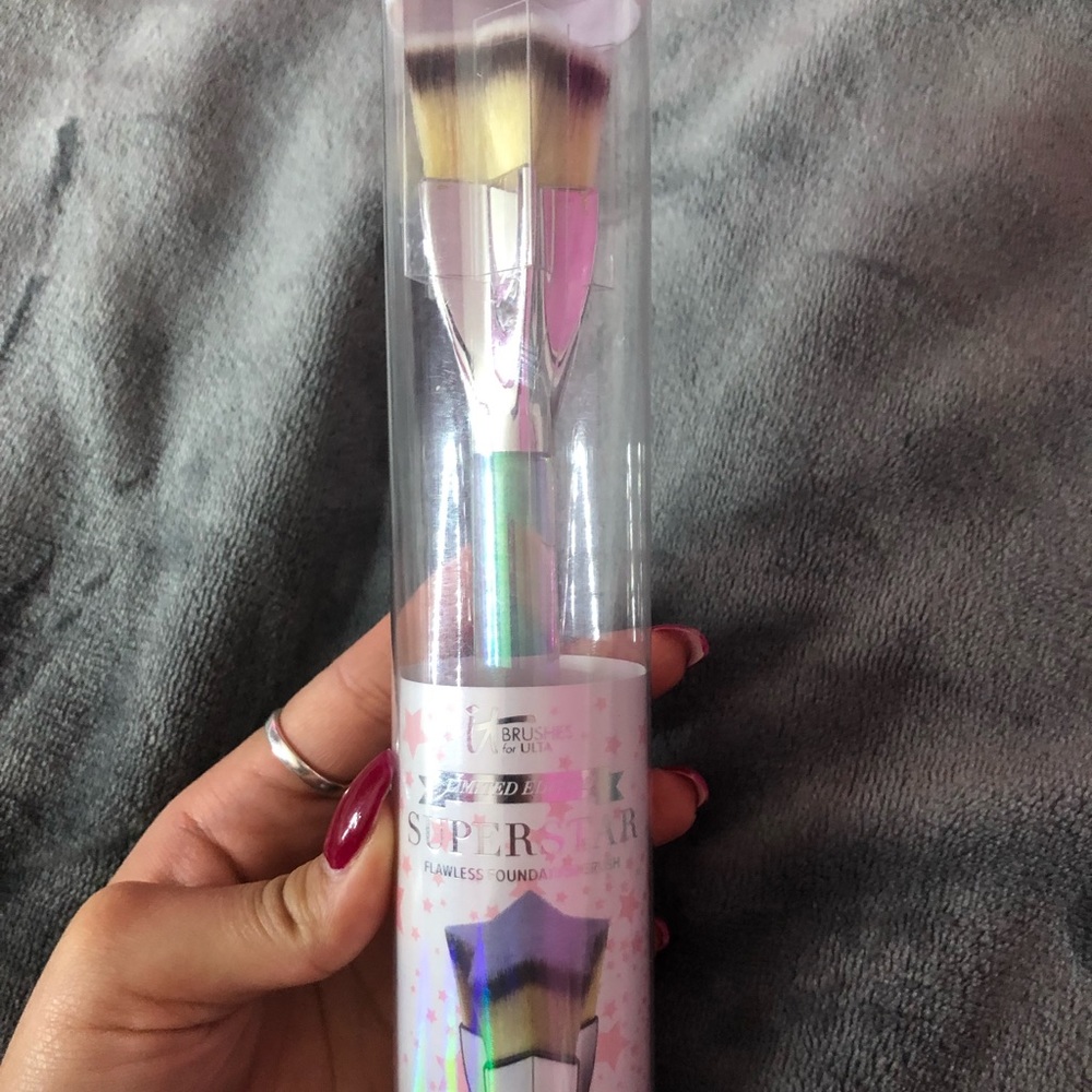 IT Cosmetics brush